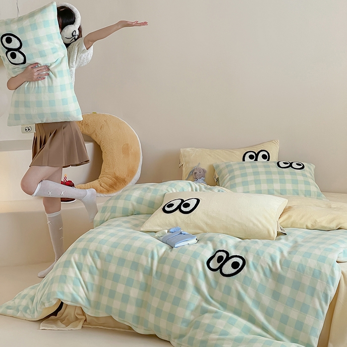 91家纺网 家纺一手货源 找家纺 （总）桃子家居 2025新款A类ins毛巾绣显眼包撞色格子玛卡龙加厚牛奶绒织标四件套时尚模特