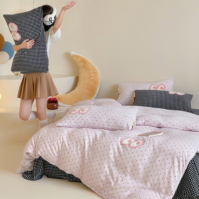 91家纺网 家纺一手货源 找家纺 （总）桃子家居 2025新款A类ins毛巾绣显眼包撞色格子玛卡龙加厚牛奶绒织标四件套时尚模特