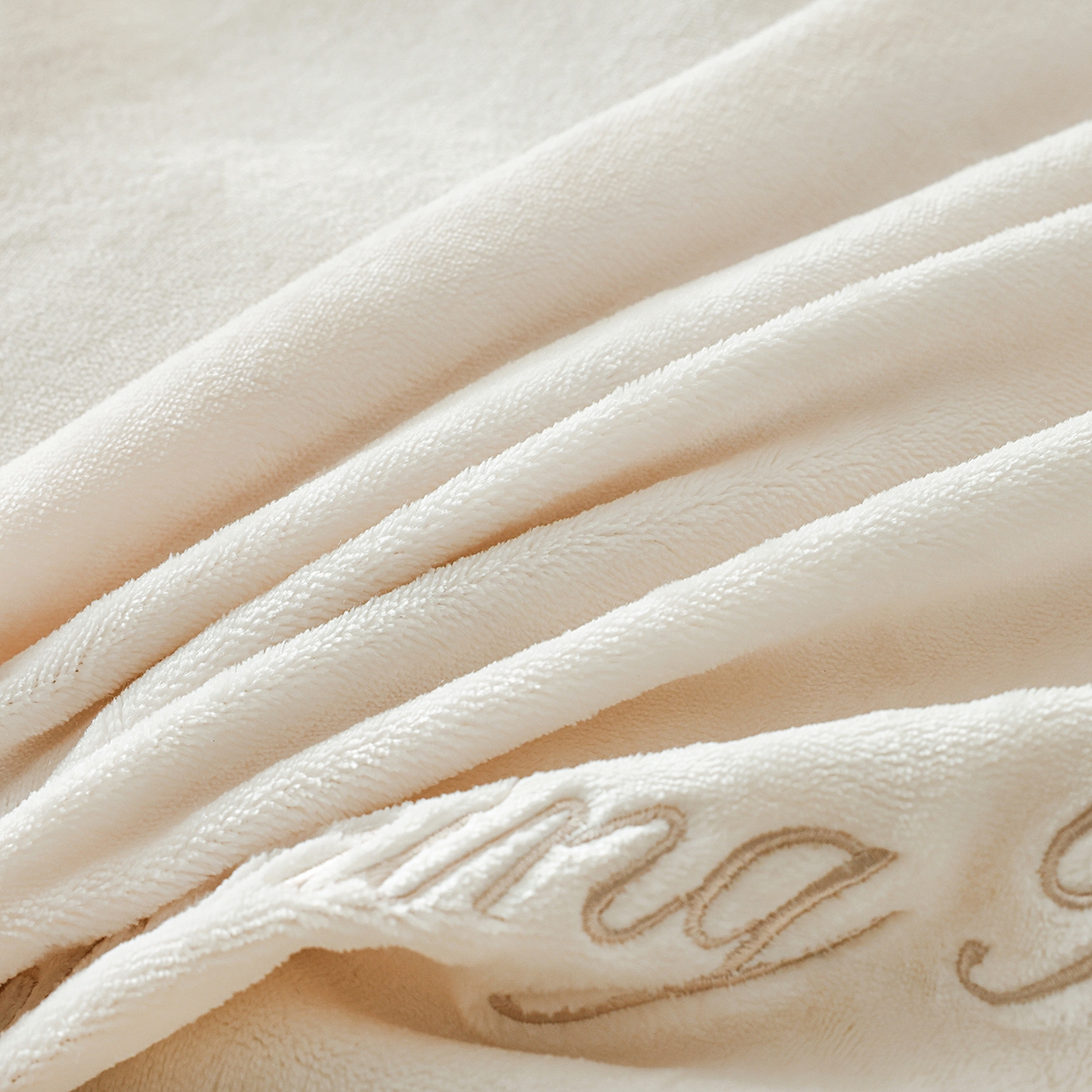 91家纺网 家纺一手货源 找家纺 孟鑫家纺 2025新款230g高克重韩版立体盘花牛奶法式雪纺花边绣花四件套床单床盖款被套-花期如梦系列 花期如梦-奶昔白