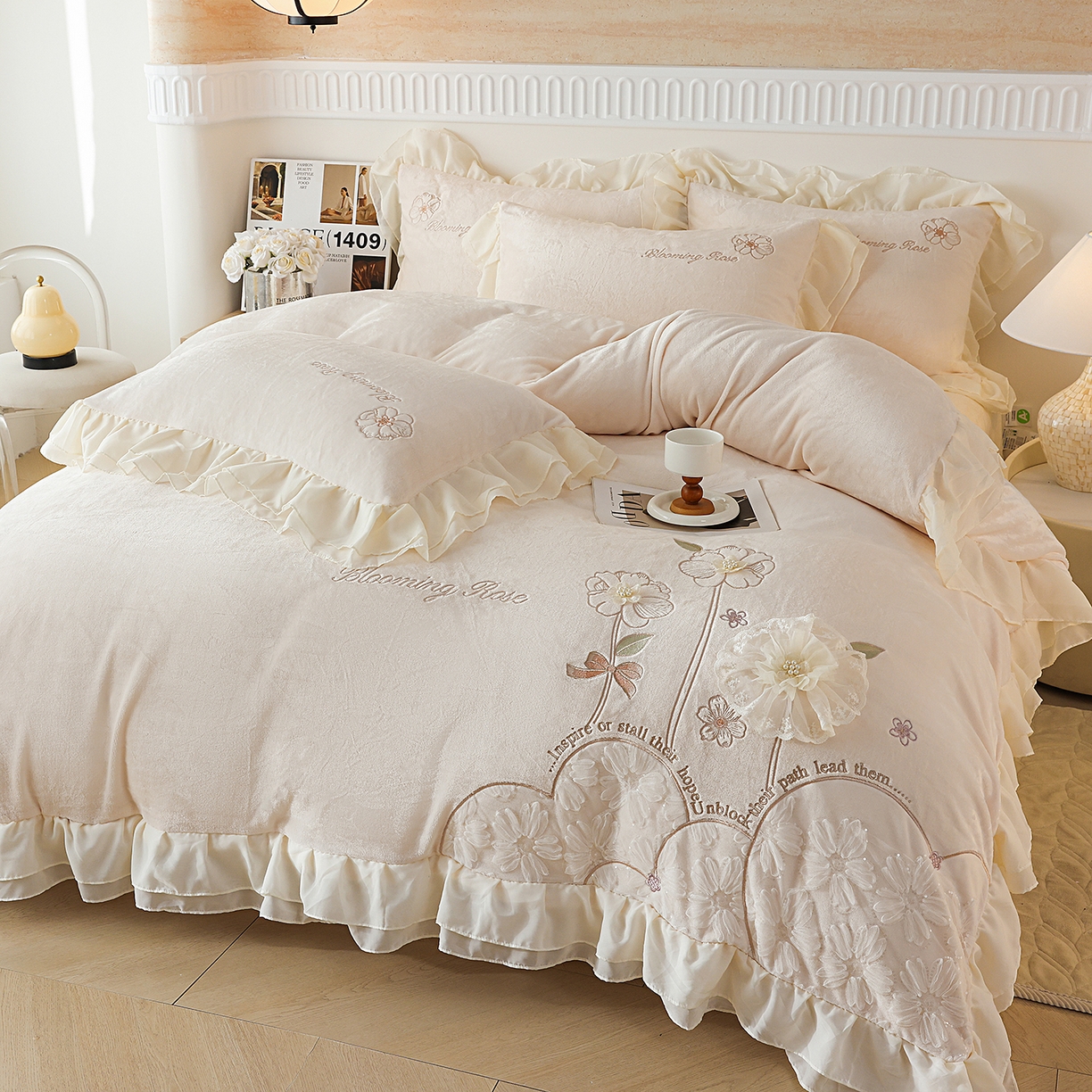 91家纺网 家纺一手货源 找家纺 孟鑫家纺 2025新款230g高克重韩版立体盘花牛奶法式雪纺花边绣花四件套床单床盖款被套-花期如梦系列 花期如梦-奶昔白