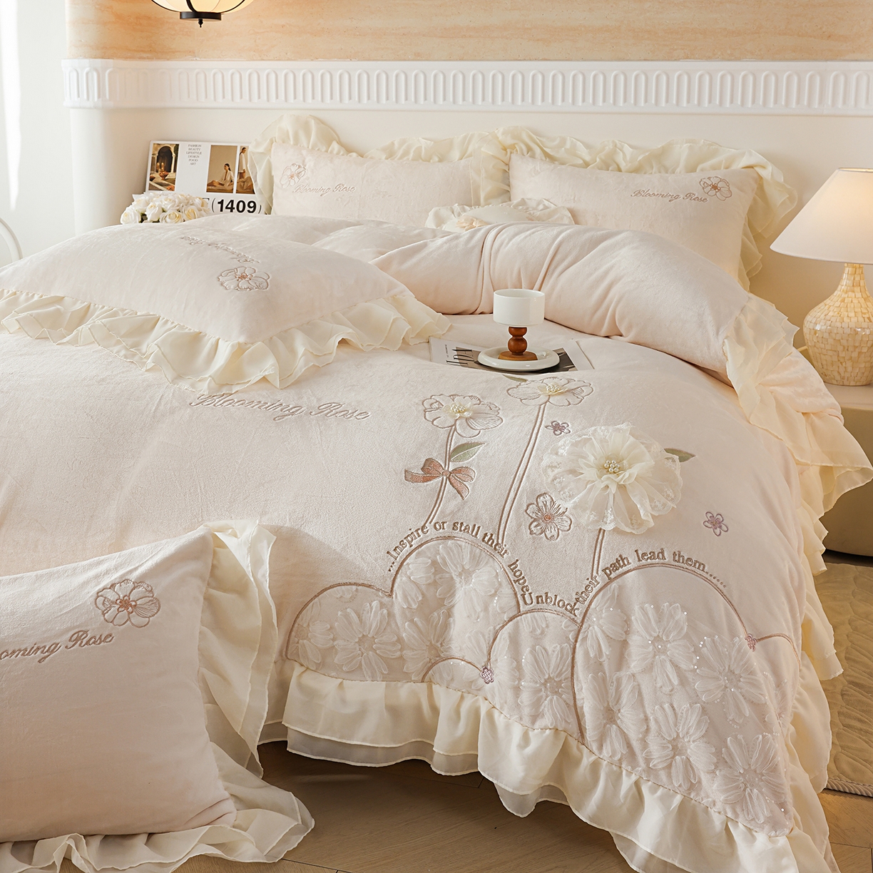 91家纺网 家纺一手货源 找家纺 孟鑫家纺 2025新款230g高克重韩版立体盘花牛奶法式雪纺花边绣花四件套床单床盖款被套-花期如梦系列 花期如梦-奶昔白