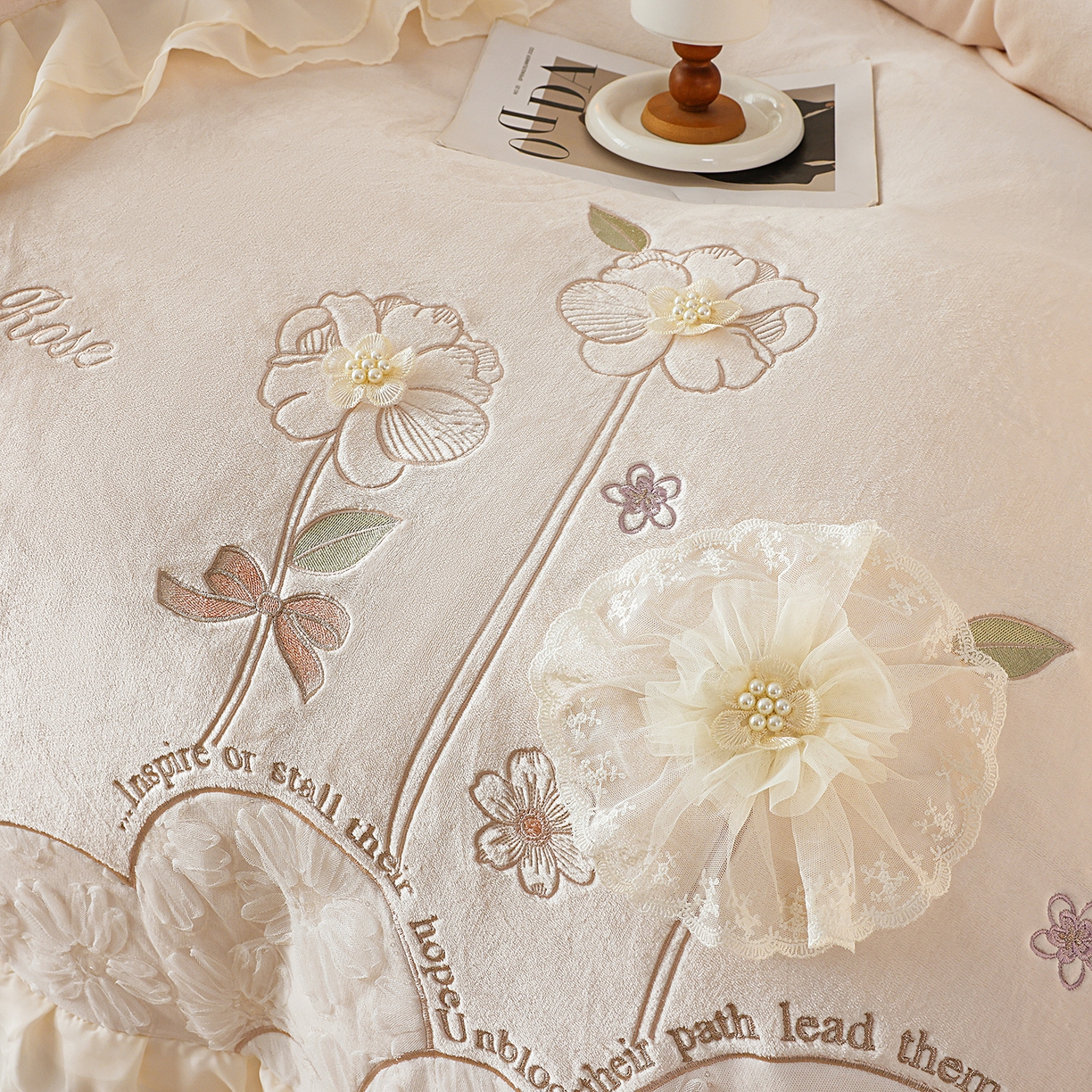 91家纺网 家纺一手货源 找家纺 孟鑫家纺 2025新款230g高克重韩版立体盘花牛奶法式雪纺花边绣花四件套床单床盖款被套-花期如梦系列 花期如梦-奶昔白