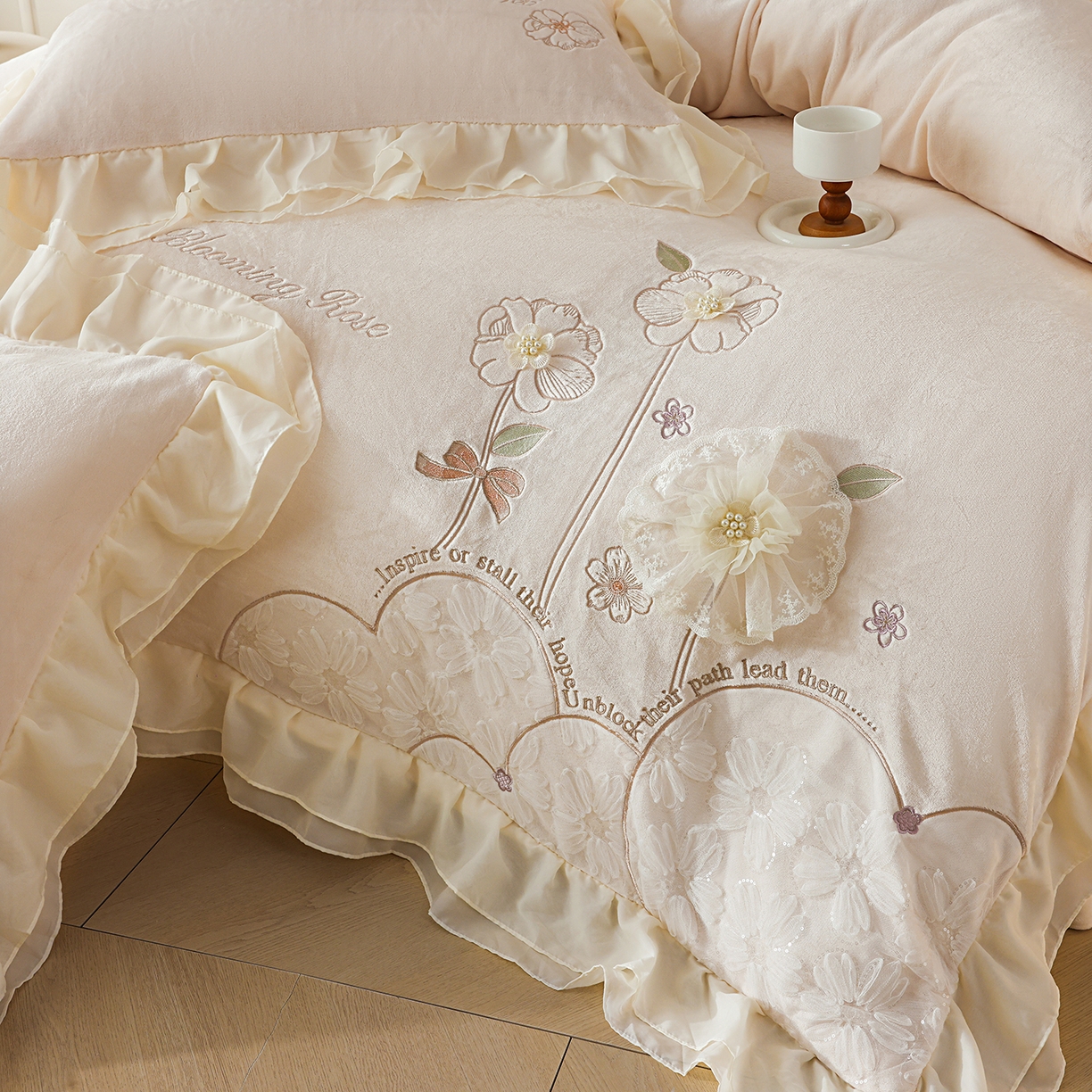 91家纺网 家纺一手货源 找家纺 孟鑫家纺 2025新款230g高克重韩版立体盘花牛奶法式雪纺花边绣花四件套床单床盖款被套-花期如梦系列 花期如梦-奶昔白