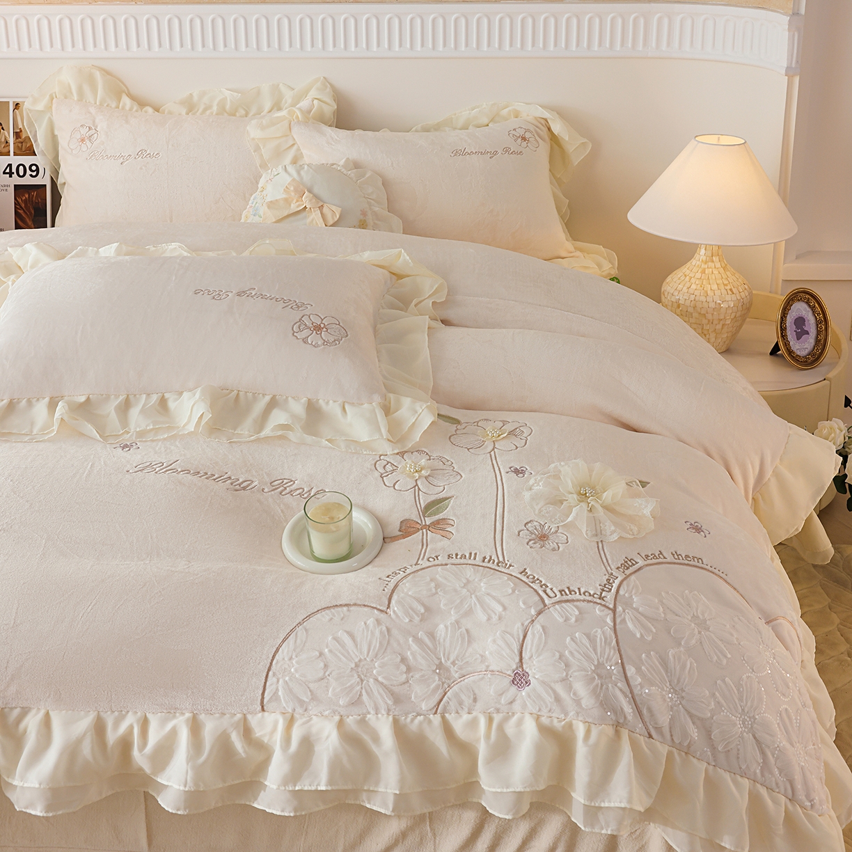 91家纺网 家纺一手货源 找家纺 孟鑫家纺 2025新款230g高克重韩版立体盘花牛奶法式雪纺花边绣花四件套床单床盖款被套-花期如梦系列 花期如梦-奶昔白