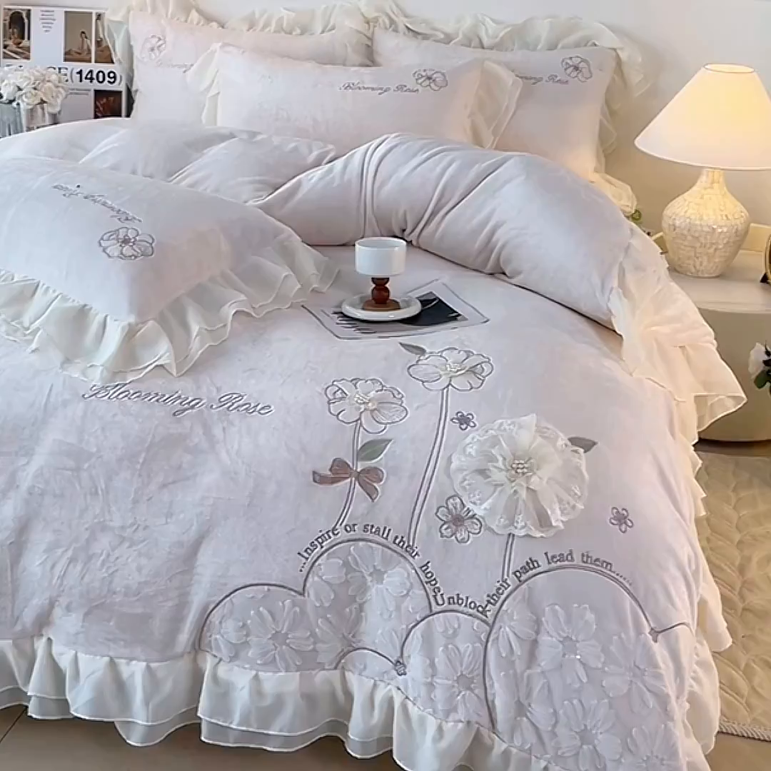 91家纺网 家纺一手货源 找家纺 孟鑫家纺 2025新款230g高克重韩版立体盘花牛奶法式雪纺花边绣花四件套床单床盖款被套-花期如梦系列 花期如梦-奶昔白