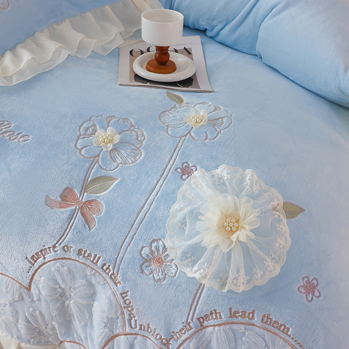 91家纺网 家纺一手货源 找家纺 孟鑫家纺 2025新款230g高克重韩版立体盘花牛奶法式雪纺花边绣花四件套床单床盖款被套-花期如梦系列 花期如梦-天空蓝