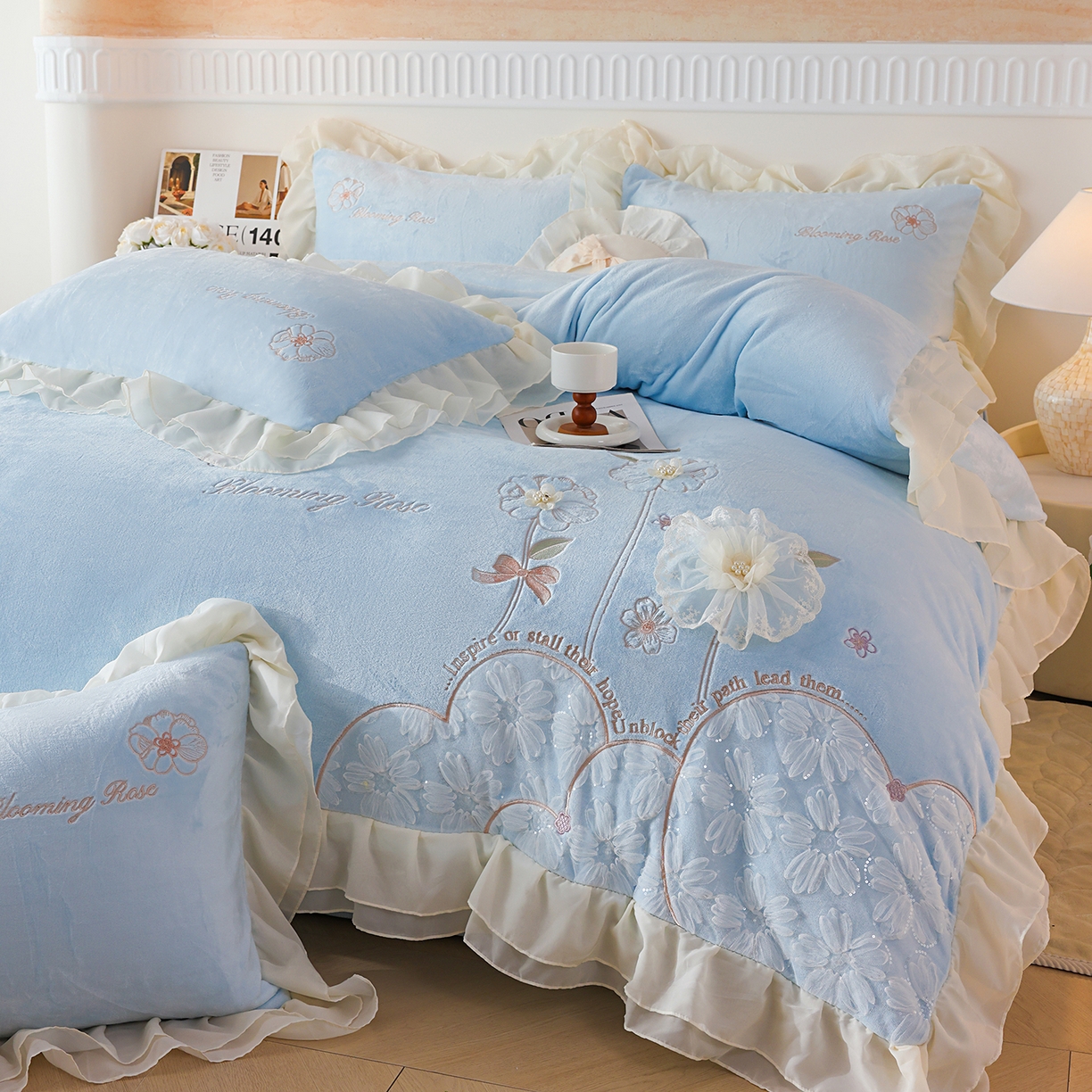 91家纺网 家纺一手货源 找家纺 孟鑫家纺 2025新款230g高克重韩版立体盘花牛奶法式雪纺花边绣花四件套床单床盖款被套-花期如梦系列 花期如梦-天空蓝