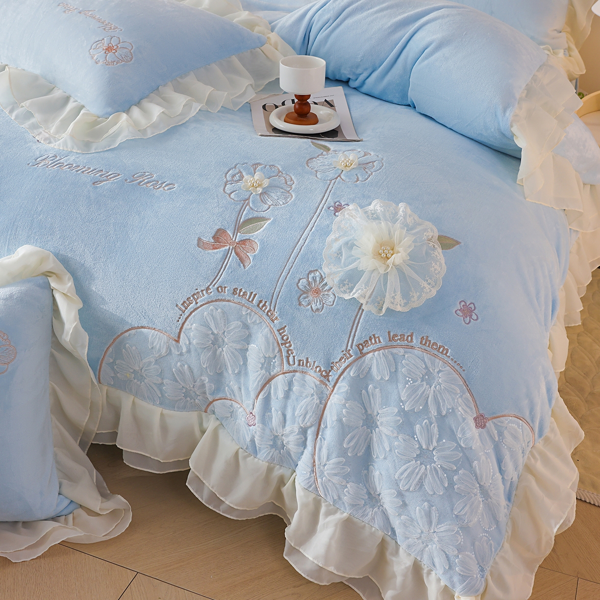 91家纺网 家纺一手货源 找家纺 孟鑫家纺 2025新款230g高克重韩版立体盘花牛奶法式雪纺花边绣花四件套床单床盖款被套-花期如梦系列 花期如梦-天空蓝