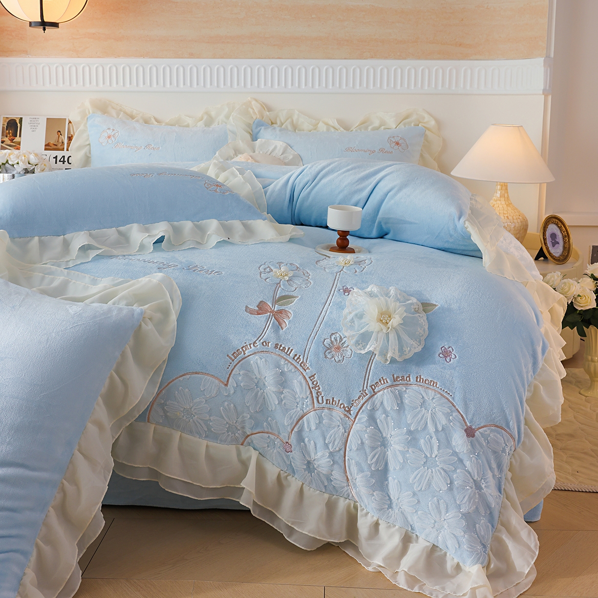 91家纺网 家纺一手货源 找家纺 孟鑫家纺 2025新款230g高克重韩版立体盘花牛奶法式雪纺花边绣花四件套床单床盖款被套-花期如梦系列 花期如梦-天空蓝