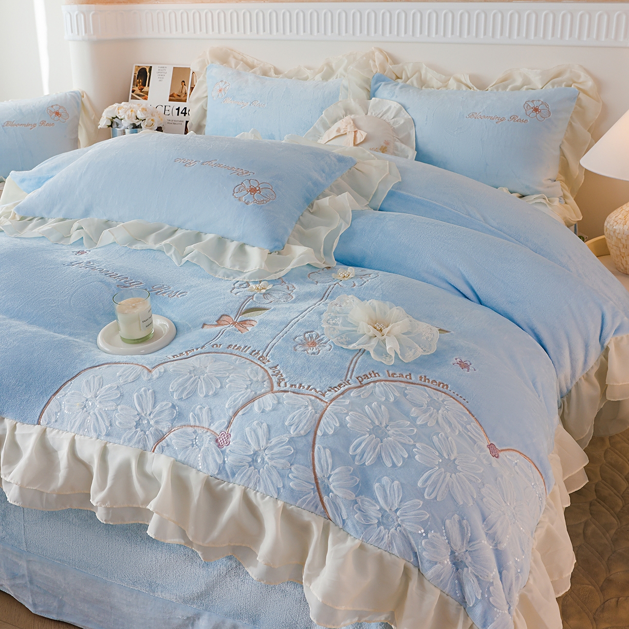 91家纺网 家纺一手货源 找家纺 孟鑫家纺 2025新款230g高克重韩版立体盘花牛奶法式雪纺花边绣花四件套床单床盖款被套-花期如梦系列 花期如梦-天空蓝