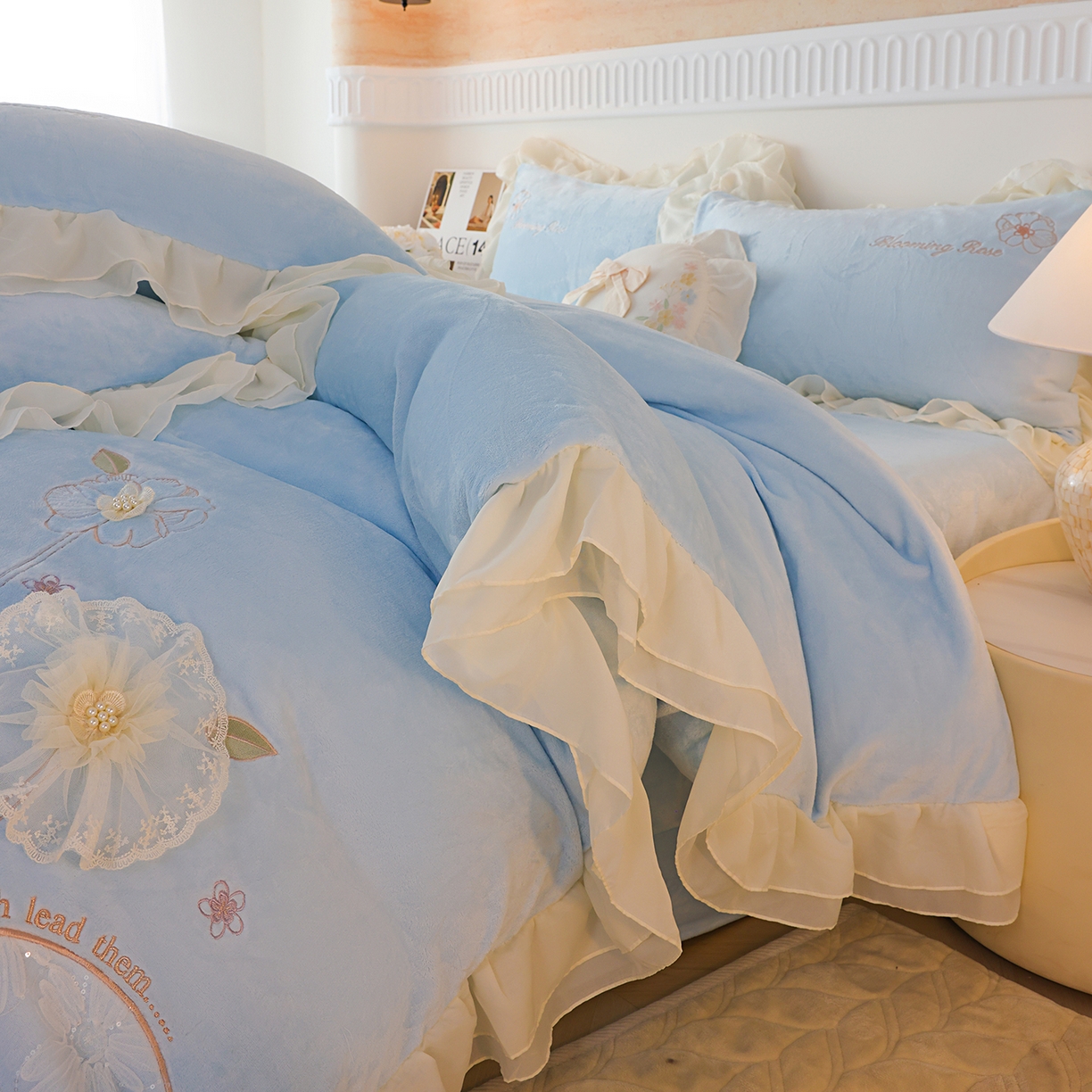 91家纺网 家纺一手货源 找家纺 孟鑫家纺 2025新款230g高克重韩版立体盘花牛奶法式雪纺花边绣花四件套床单床盖款被套-花期如梦系列 花期如梦-天空蓝