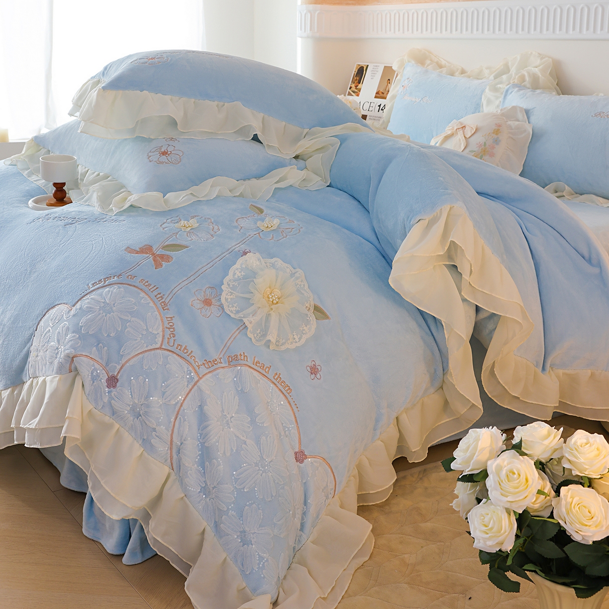 91家纺网 家纺一手货源 找家纺 孟鑫家纺 2025新款230g高克重韩版立体盘花牛奶法式雪纺花边绣花四件套床单床盖款被套-花期如梦系列 花期如梦-天空蓝