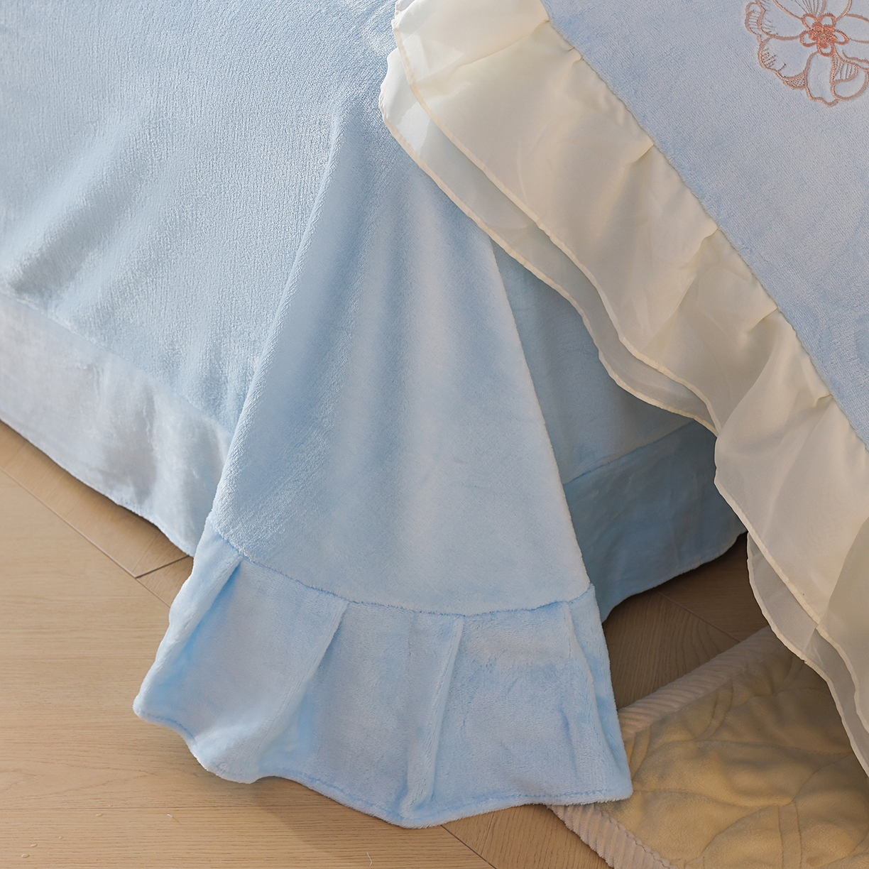 91家纺网 家纺一手货源 找家纺 孟鑫家纺 2025新款230g高克重韩版立体盘花牛奶法式雪纺花边绣花四件套床单床盖款被套-花期如梦系列 花期如梦-天空蓝