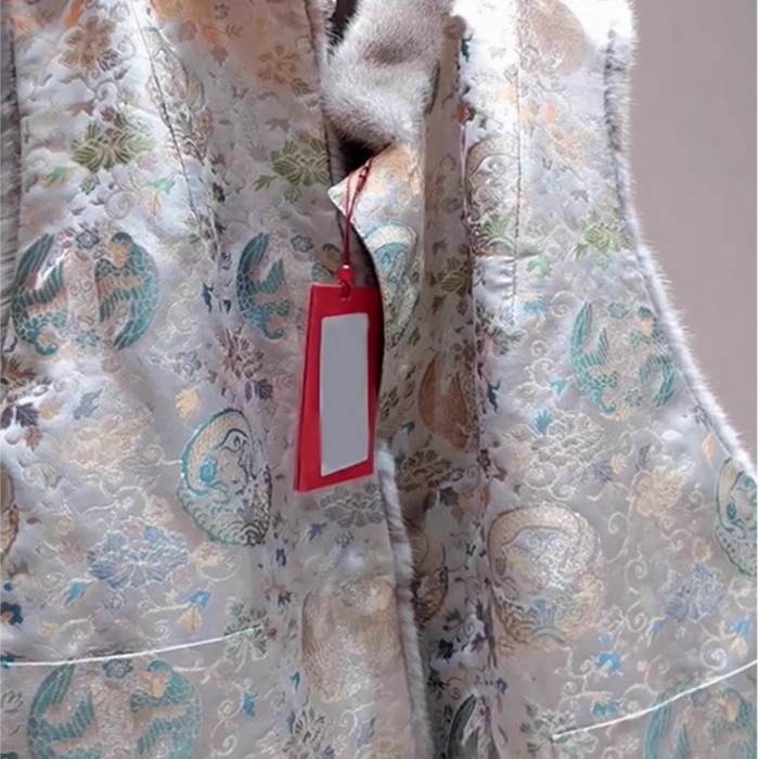 91家纺网 家纺一手货源 找家纺 洛兰沙家居馆【只代发】【只代发】 2025新款复古织锦缎细纱棉麻拼接马甲背心刺绣中式盘扣上衣 44