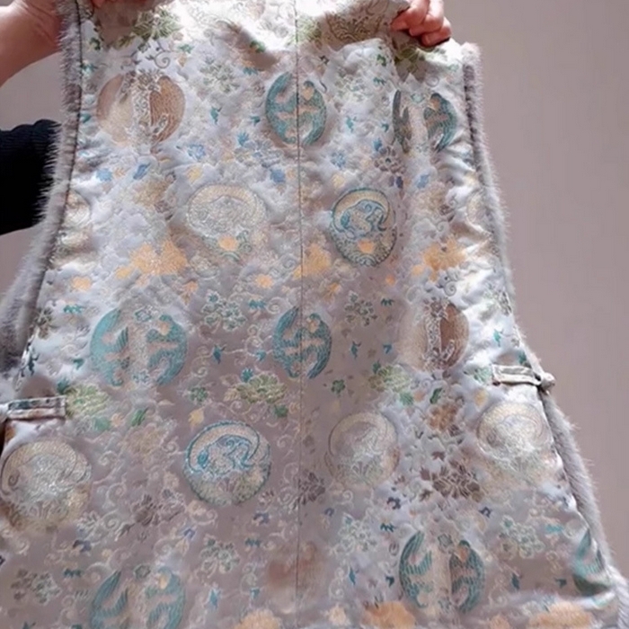 91家纺网 家纺一手货源 找家纺 洛兰沙家居馆【只代发】【只代发】 2025新款复古织锦缎细纱棉麻拼接马甲背心刺绣中式盘扣上衣 44