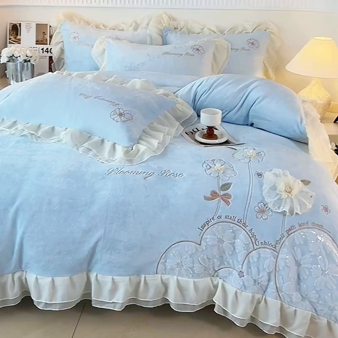 91家纺网 家纺一手货源 找家纺 孟鑫家纺 2025新款230g高克重韩版立体盘花牛奶法式雪纺花边绣花四件套床单床盖款被套-花期如梦系列 花期如梦-天空蓝