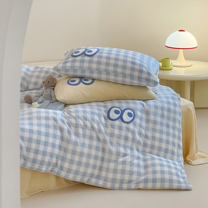 91家纺网 家纺一手货源 找家纺 桃子家居 2025新款A类ins毛巾绣显眼包撞色格子玛卡龙加厚牛奶绒织标四件套时尚模特 绒-显眼包大蓝格黄