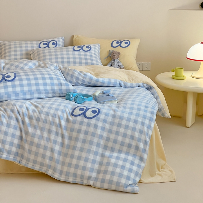 91家纺网 家纺一手货源 找家纺 桃子家居 2025新款A类ins毛巾绣显眼包撞色格子玛卡龙加厚牛奶绒织标四件套时尚模特 绒-显眼包大蓝格黄