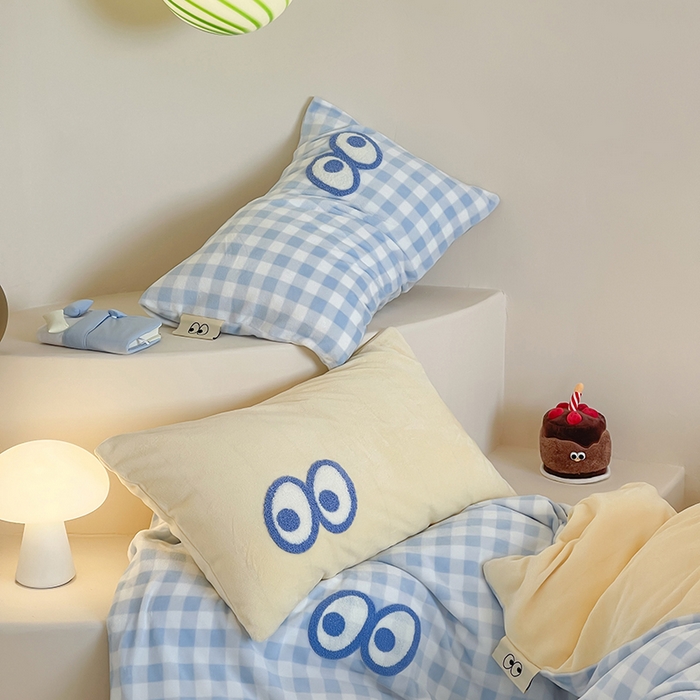 91家纺网 家纺一手货源 找家纺 桃子家居 2025新款A类ins毛巾绣显眼包撞色格子玛卡龙加厚牛奶绒织标四件套时尚模特 绒-显眼包大蓝格黄