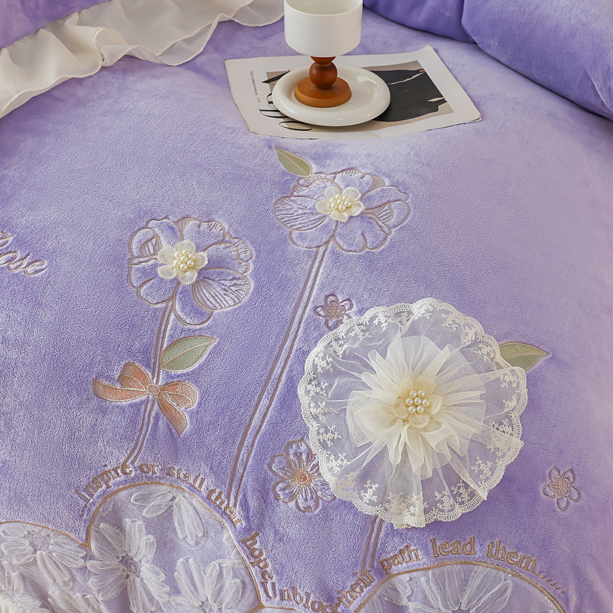 91家纺网 家纺一手货源 找家纺 孟鑫家纺 2025新款230g高克重韩版立体盘花牛奶法式雪纺花边绣花四件套床单床盖款被套-花期如梦系列 花期如梦-香芋紫