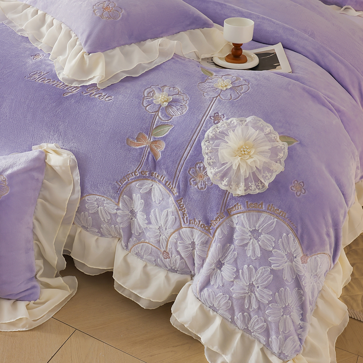 91家纺网 家纺一手货源 找家纺 孟鑫家纺 2025新款230g高克重韩版立体盘花牛奶法式雪纺花边绣花四件套床单床盖款被套-花期如梦系列 花期如梦-香芋紫