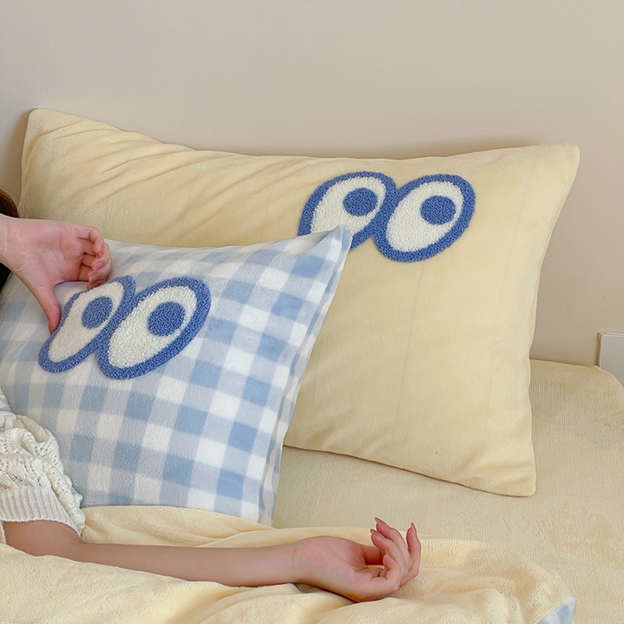 91家纺网 家纺一手货源 找家纺 桃子家居 2025新款A类ins毛巾绣显眼包撞色格子玛卡龙加厚牛奶绒织标四件套时尚模特 绒-显眼包大蓝格黄