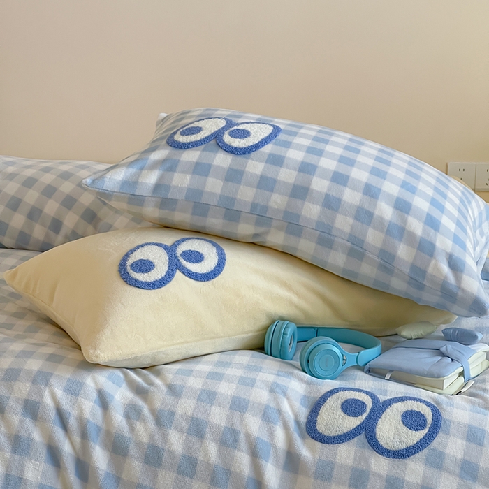 91家纺网 家纺一手货源 找家纺 桃子家居 2025新款A类ins毛巾绣显眼包撞色格子玛卡龙加厚牛奶绒织标四件套时尚模特 绒-显眼包大蓝格黄