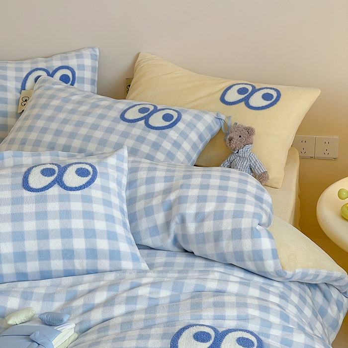 91家纺网 家纺一手货源 找家纺 桃子家居 2025新款A类ins毛巾绣显眼包撞色格子玛卡龙加厚牛奶绒织标四件套时尚模特 绒-显眼包大蓝格黄