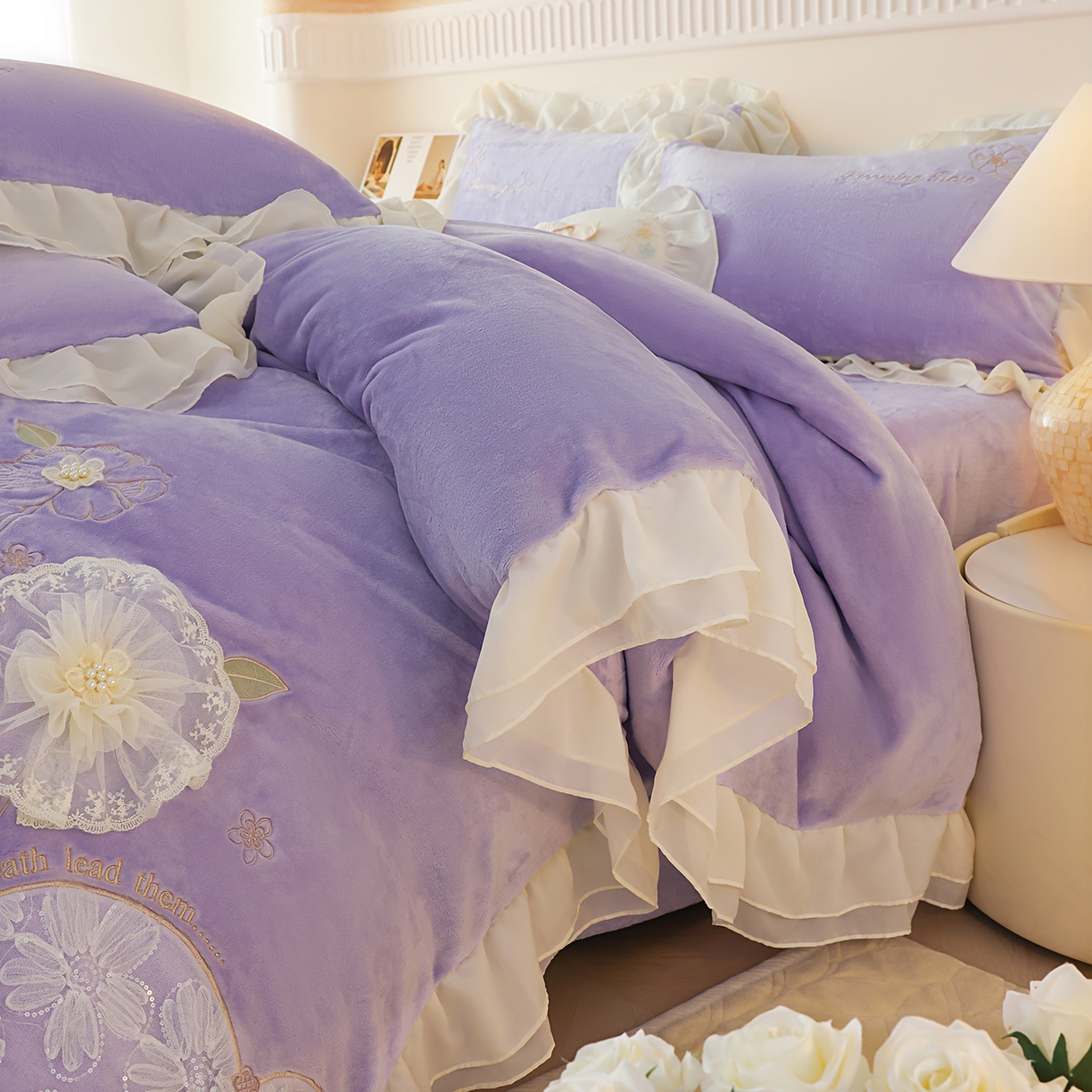 91家纺网 家纺一手货源 找家纺 孟鑫家纺 2025新款230g高克重韩版立体盘花牛奶法式雪纺花边绣花四件套床单床盖款被套-花期如梦系列 花期如梦-香芋紫