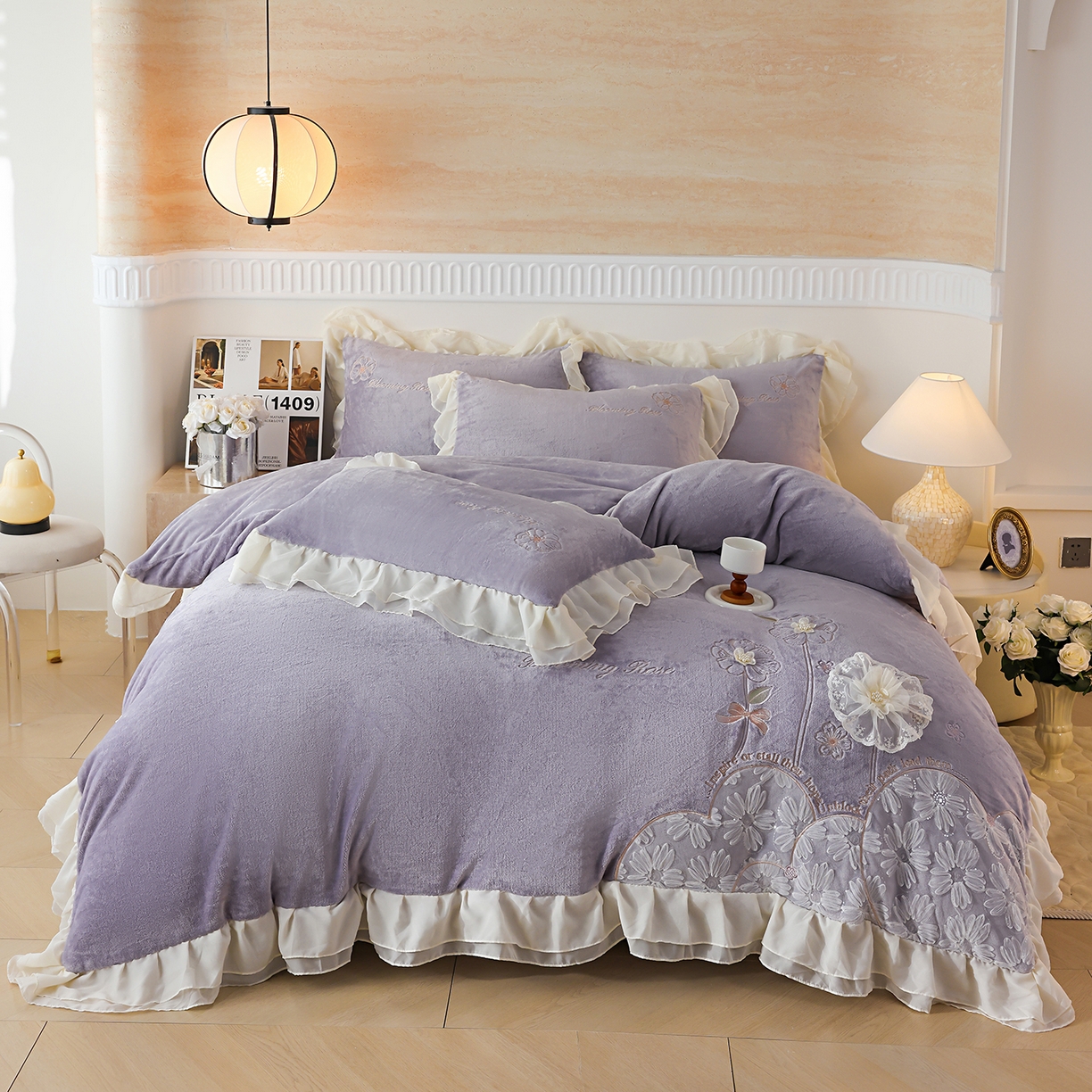 91家纺网 家纺一手货源 找家纺 孟鑫家纺 2025新款230g高克重韩版立体盘花牛奶法式雪纺花边绣花四件套床单床盖款被套-花期如梦系列 花期如梦-紫灰色