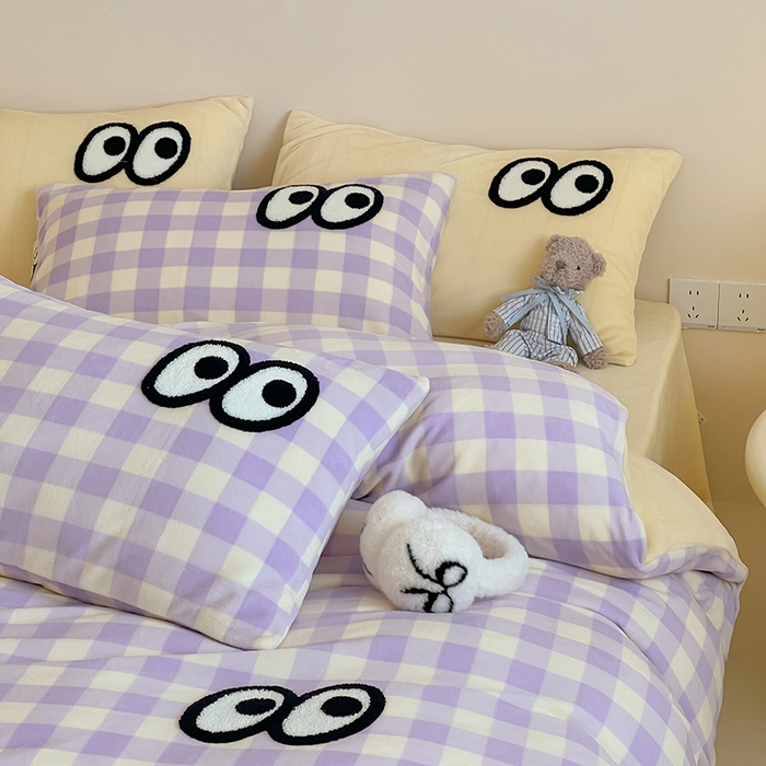 91家纺网 家纺一手货源 找家纺 桃子家居 2025新款A类ins毛巾绣显眼包撞色格子玛卡龙加厚牛奶绒织标四件套时尚模特 绒-显眼包大紫黄格