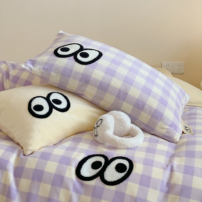 91家纺网 家纺一手货源 找家纺 桃子家居 2025新款A类ins毛巾绣显眼包撞色格子玛卡龙加厚牛奶绒织标四件套时尚模特 绒-显眼包大紫黄格