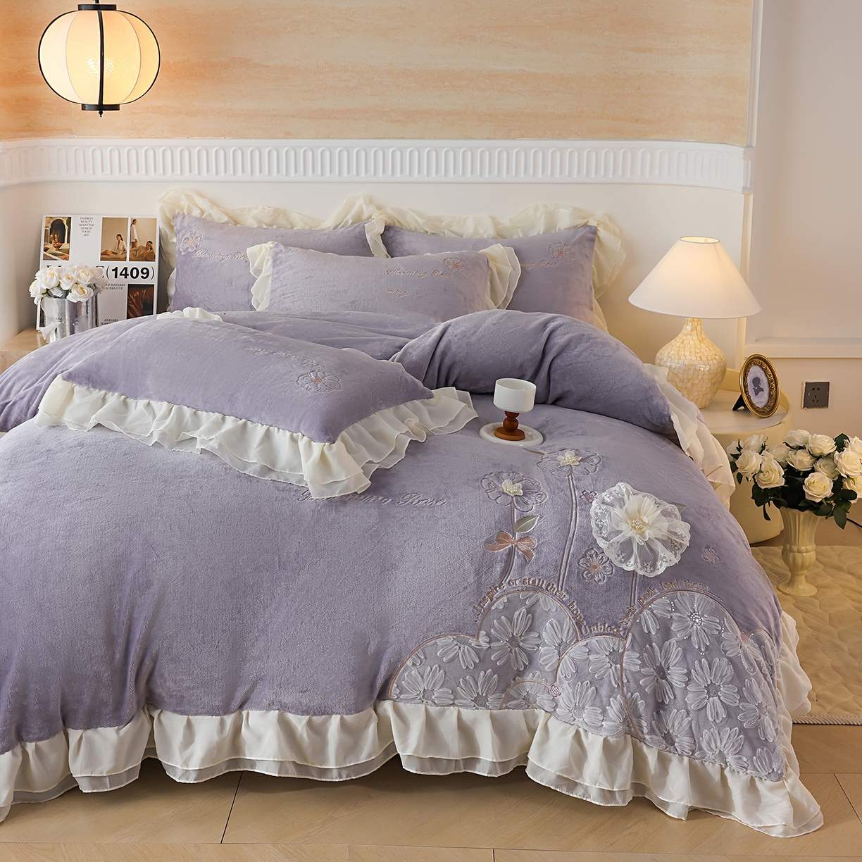 91家纺网 家纺一手货源 找家纺 孟鑫家纺 2025新款230g高克重韩版立体盘花牛奶法式雪纺花边绣花四件套床单床盖款被套-花期如梦系列 花期如梦-紫灰色