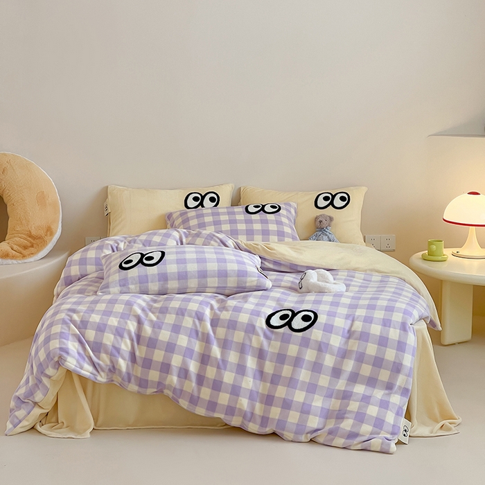 91家纺网 家纺一手货源 找家纺 桃子家居 2025新款A类ins毛巾绣显眼包撞色格子玛卡龙加厚牛奶绒织标四件套时尚模特 绒-显眼包大紫黄格