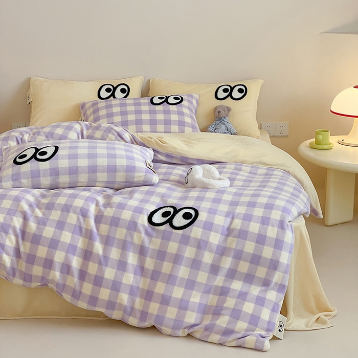 91家纺网 家纺一手货源 找家纺 桃子家居 2025新款A类ins毛巾绣显眼包撞色格子玛卡龙加厚牛奶绒织标四件套时尚模特 绒-显眼包大紫黄格