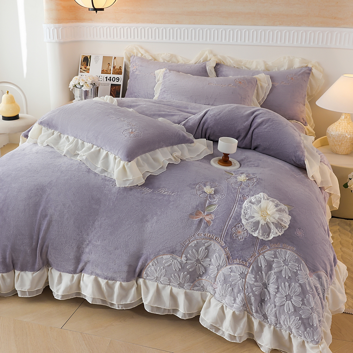 91家纺网 家纺一手货源 找家纺 孟鑫家纺 2025新款230g高克重韩版立体盘花牛奶法式雪纺花边绣花四件套床单床盖款被套-花期如梦系列 花期如梦-紫灰色