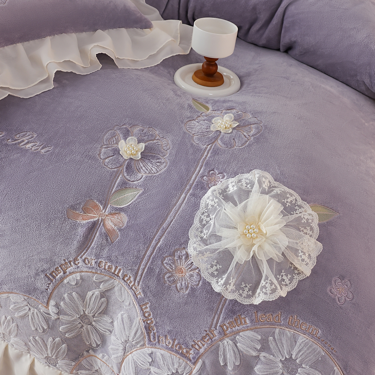 91家纺网 家纺一手货源 找家纺 孟鑫家纺 2025新款230g高克重韩版立体盘花牛奶法式雪纺花边绣花四件套床单床盖款被套-花期如梦系列 花期如梦-紫灰色