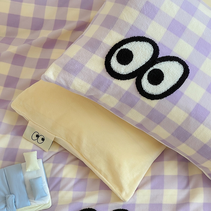 91家纺网 家纺一手货源 找家纺 桃子家居 2025新款A类ins毛巾绣显眼包撞色格子玛卡龙加厚牛奶绒织标四件套时尚模特 绒-显眼包大紫黄格