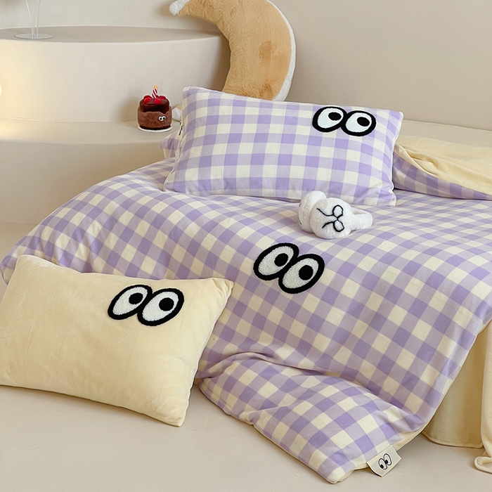 91家纺网 家纺一手货源 找家纺 桃子家居 2025新款A类ins毛巾绣显眼包撞色格子玛卡龙加厚牛奶绒织标四件套时尚模特 绒-显眼包大紫黄格