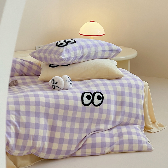 91家纺网 家纺一手货源 找家纺 桃子家居 2025新款A类ins毛巾绣显眼包撞色格子玛卡龙加厚牛奶绒织标四件套时尚模特 绒-显眼包大紫黄格