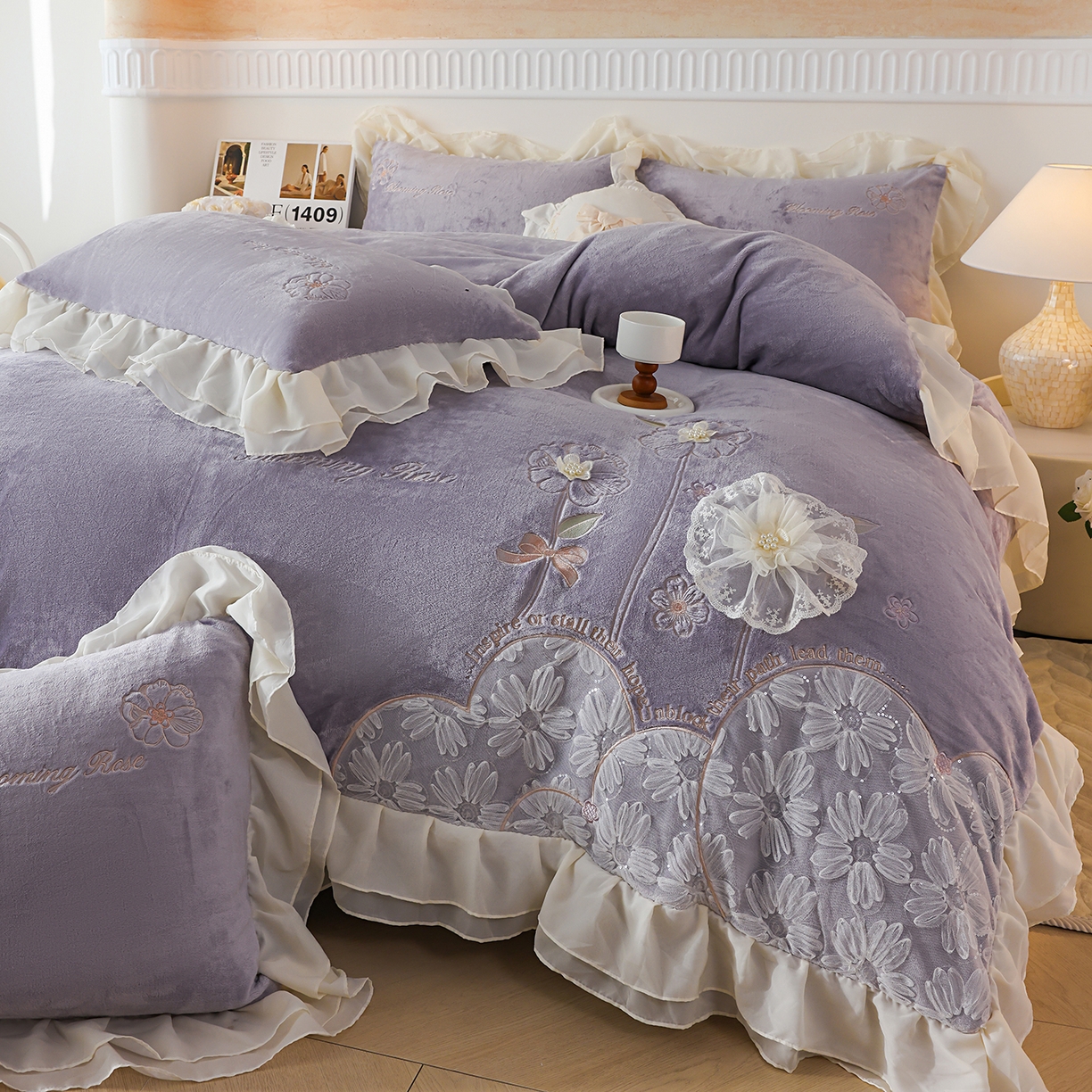 91家纺网 家纺一手货源 找家纺 孟鑫家纺 2025新款230g高克重韩版立体盘花牛奶法式雪纺花边绣花四件套床单床盖款被套-花期如梦系列 花期如梦-紫灰色