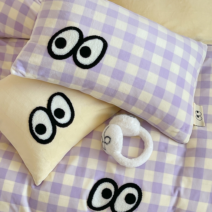 91家纺网 家纺一手货源 找家纺 桃子家居 2025新款A类ins毛巾绣显眼包撞色格子玛卡龙加厚牛奶绒织标四件套时尚模特 绒-显眼包大紫黄格