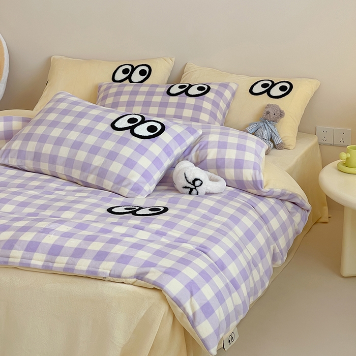 91家纺网 家纺一手货源 找家纺 桃子家居 2025新款A类ins毛巾绣显眼包撞色格子玛卡龙加厚牛奶绒织标四件套时尚模特 绒-显眼包大紫黄格