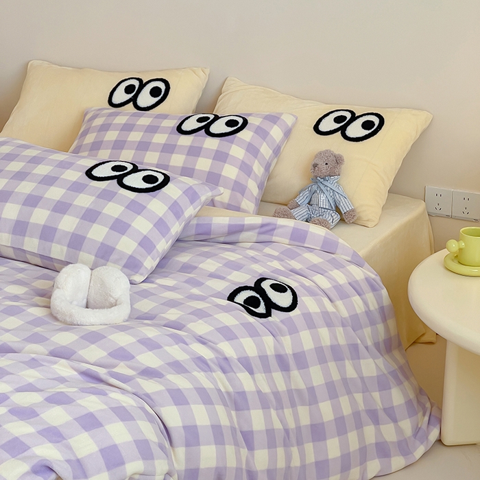 91家纺网 家纺一手货源 找家纺 桃子家居 2025新款A类ins毛巾绣显眼包撞色格子玛卡龙加厚牛奶绒织标四件套时尚模特 绒-显眼包大紫黄格