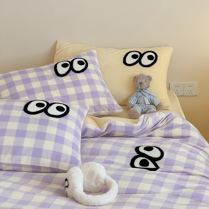 91家纺网 家纺一手货源 找家纺 桃子家居 2025新款A类ins毛巾绣显眼包撞色格子玛卡龙加厚牛奶绒织标四件套时尚模特 绒-显眼包大紫黄格