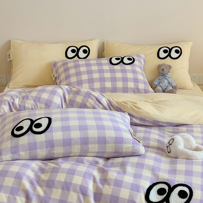 91家纺网 家纺一手货源 找家纺 桃子家居 2025新款A类ins毛巾绣显眼包撞色格子玛卡龙加厚牛奶绒织标四件套时尚模特 绒-显眼包大紫黄格