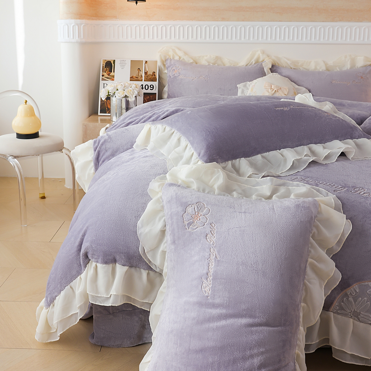 91家纺网 家纺一手货源 找家纺 孟鑫家纺 2025新款230g高克重韩版立体盘花牛奶法式雪纺花边绣花四件套床单床盖款被套-花期如梦系列 花期如梦-紫灰色