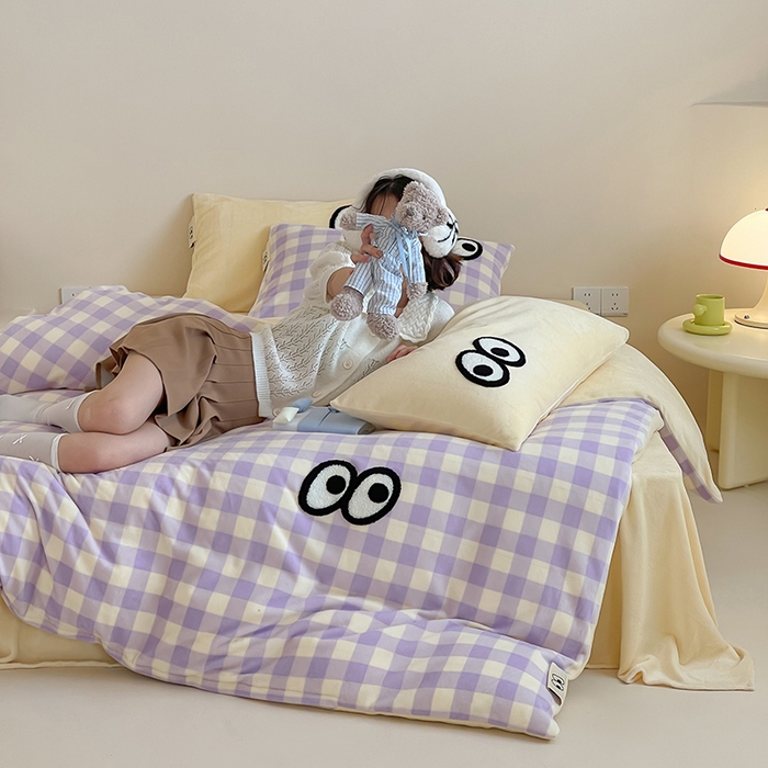 91家纺网 家纺一手货源 找家纺 桃子家居 2025新款A类ins毛巾绣显眼包撞色格子玛卡龙加厚牛奶绒织标四件套时尚模特 绒-显眼包大紫黄格