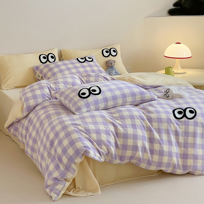 91家纺网 家纺一手货源 找家纺 桃子家居 2025新款A类ins毛巾绣显眼包撞色格子玛卡龙加厚牛奶绒织标四件套时尚模特 绒-显眼包大紫黄格