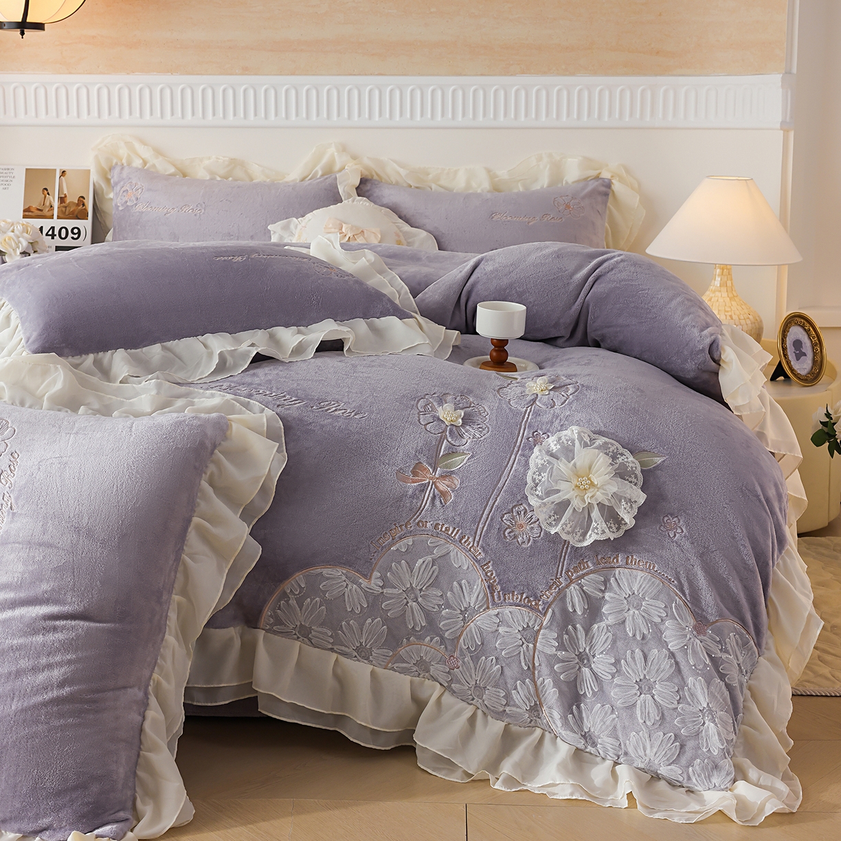 91家纺网 家纺一手货源 找家纺 孟鑫家纺 2025新款230g高克重韩版立体盘花牛奶法式雪纺花边绣花四件套床单床盖款被套-花期如梦系列 花期如梦-紫灰色